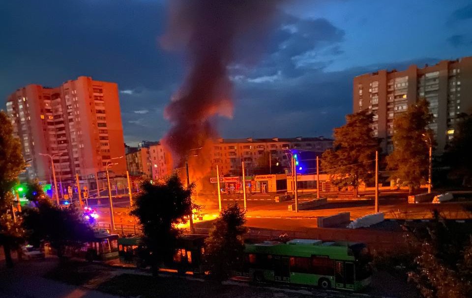 В Харькове машина врезалась в бетонный блок на дороге и загорелась (фото)