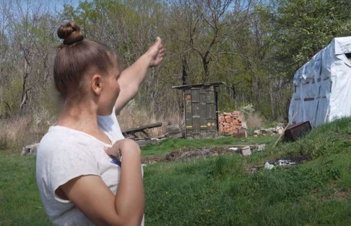 Жительница Харьковской области сделала туалет из российских ящиков для снарядов (видео)
