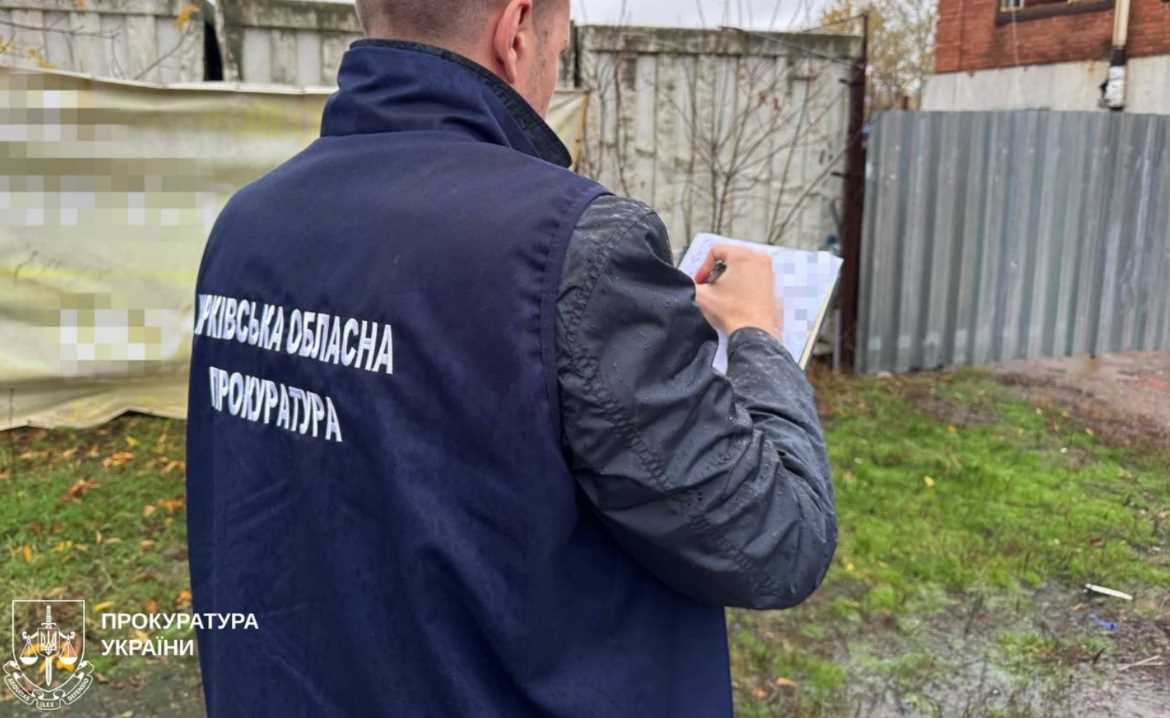 Предприимчивый харьковчанин организовал парковку возле реки, но прокуратора заподозрила самозахват земли