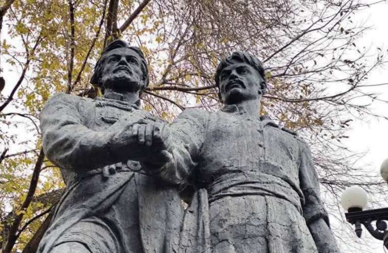 Активисты планируют отбить кувалдами головы памятника в центре Харькова