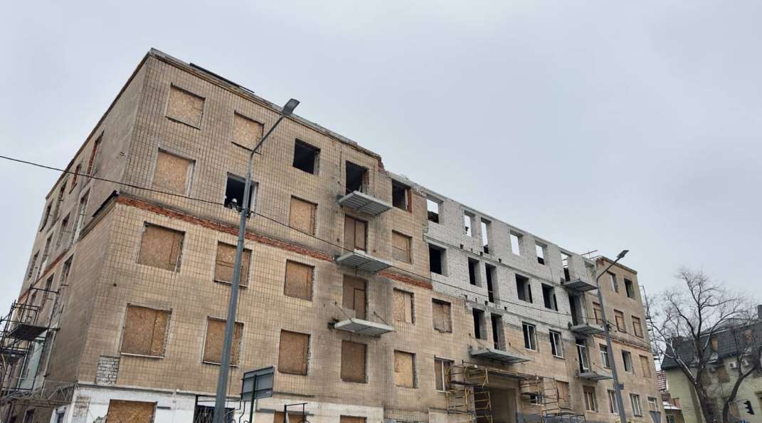 У центрі Харкова відновлюють зруйнований обстрілами будинок (фото)