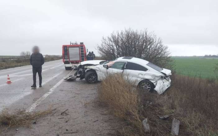 У Харківській області на трасі розбився на смерть водій Mazda. Поліція шукає очевидців