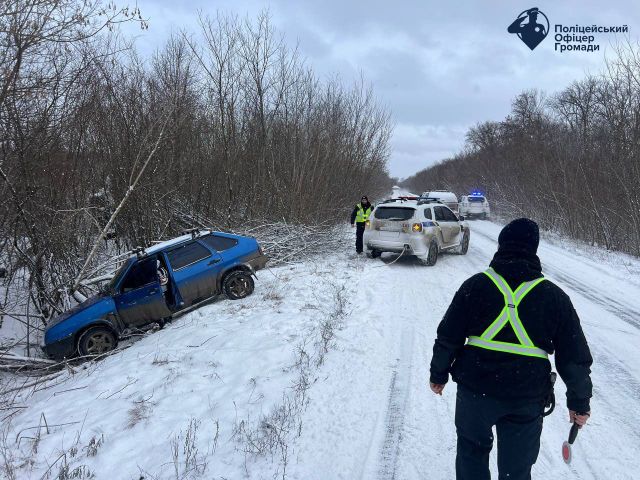 Недалеко от Харькова машина вылетела с дороги (видео)