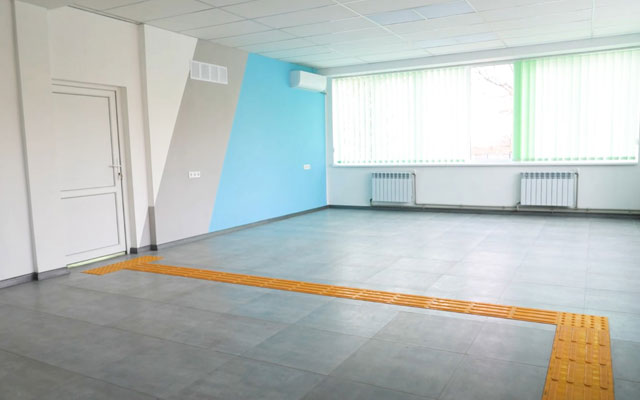 В Краснопавловке откроют центр с бесплатной парикмахерской и швеей (видео)