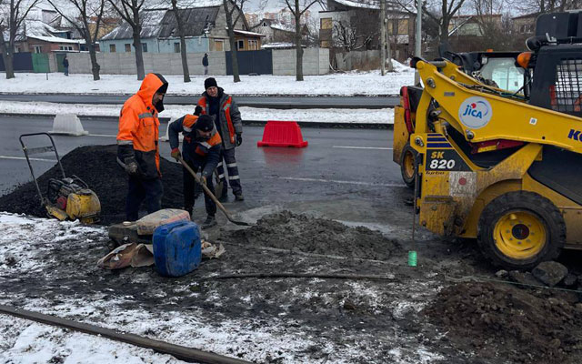 В Харькове латают воронку на дороге после обстрела Шевченковского района (фото)