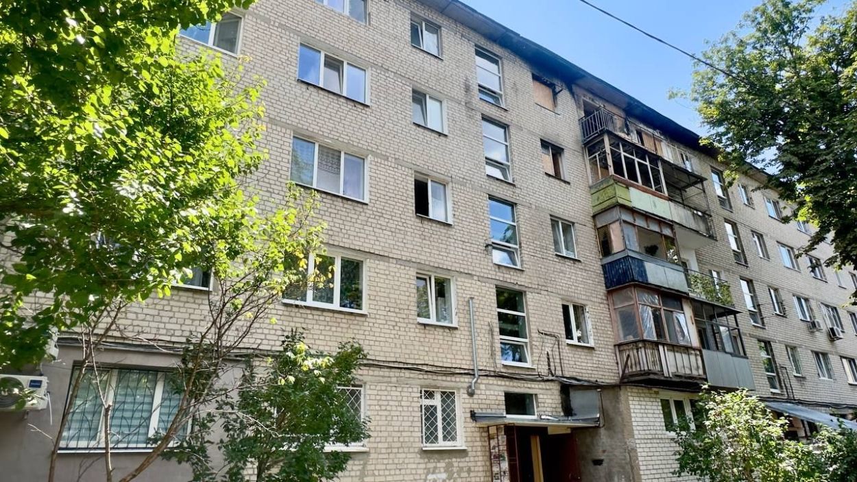 У Харкові відновлюють пошкоджений обстрілами будинок (фото)