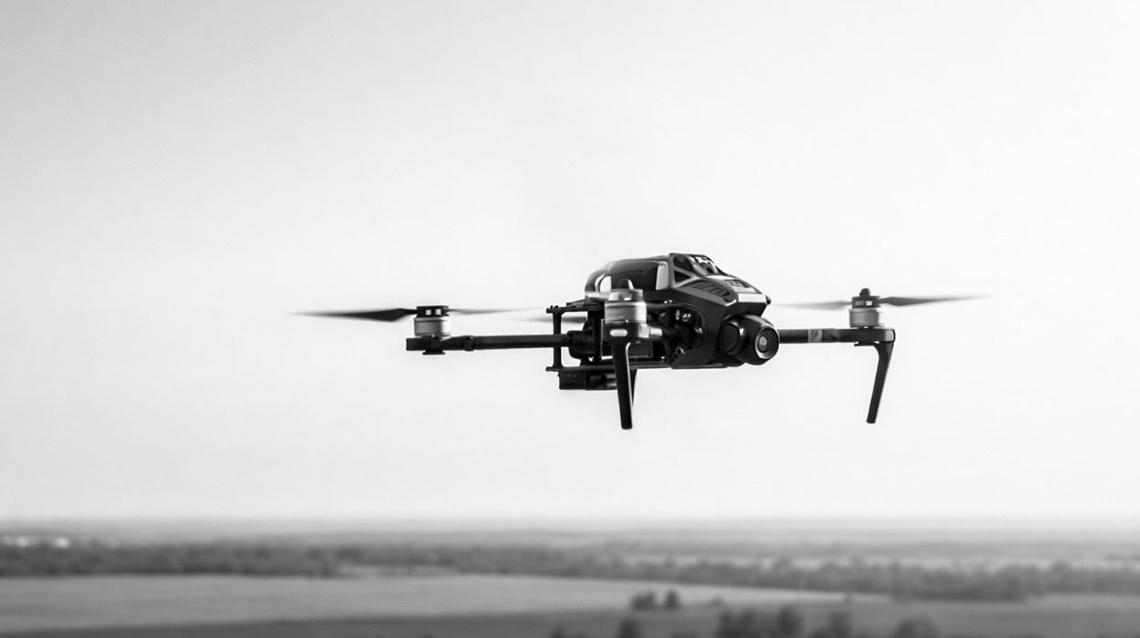 На Дергачевской трассе и в Слатино россияне бьют FPV-дронами по машинам