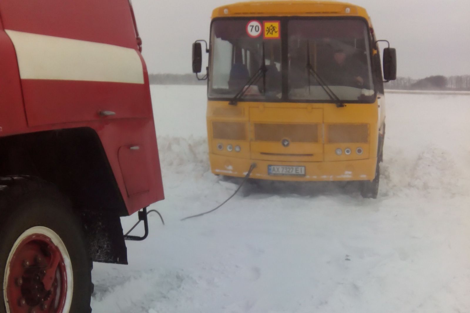 Под Харьковом застрял в снегу автобус с детьми (фото)