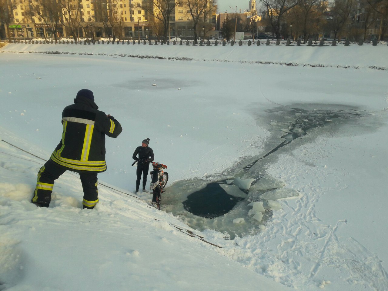 Возле цирка из реки вытаскивали мотоцикл (фото)