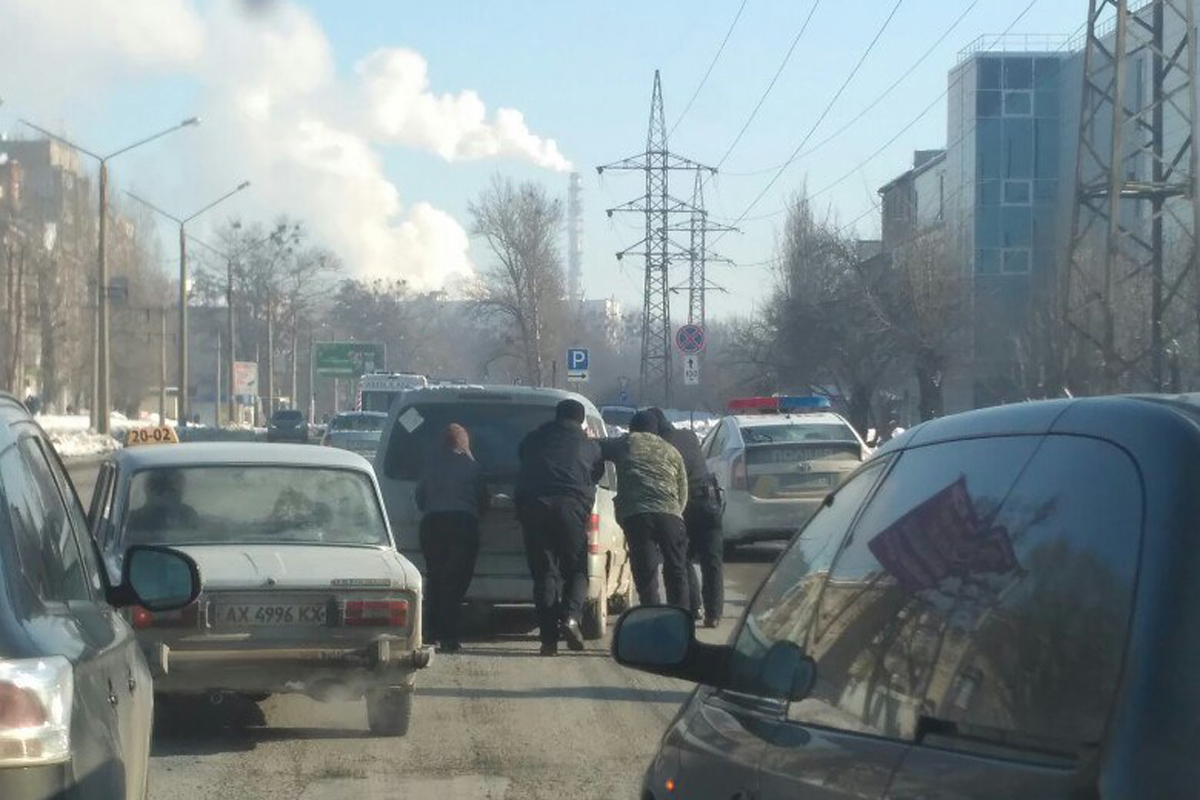 Патрульные помогли харьковчанину вытолкать автомобиль (фото)