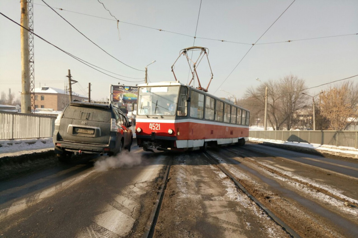 трамвай на мосту