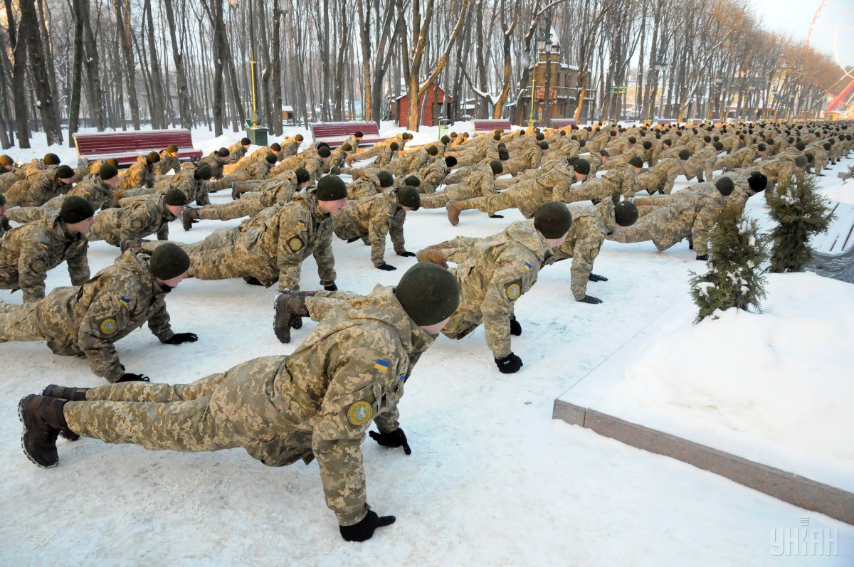 В Харькове одновременно отжимались две тысячи военных (фото, видео)