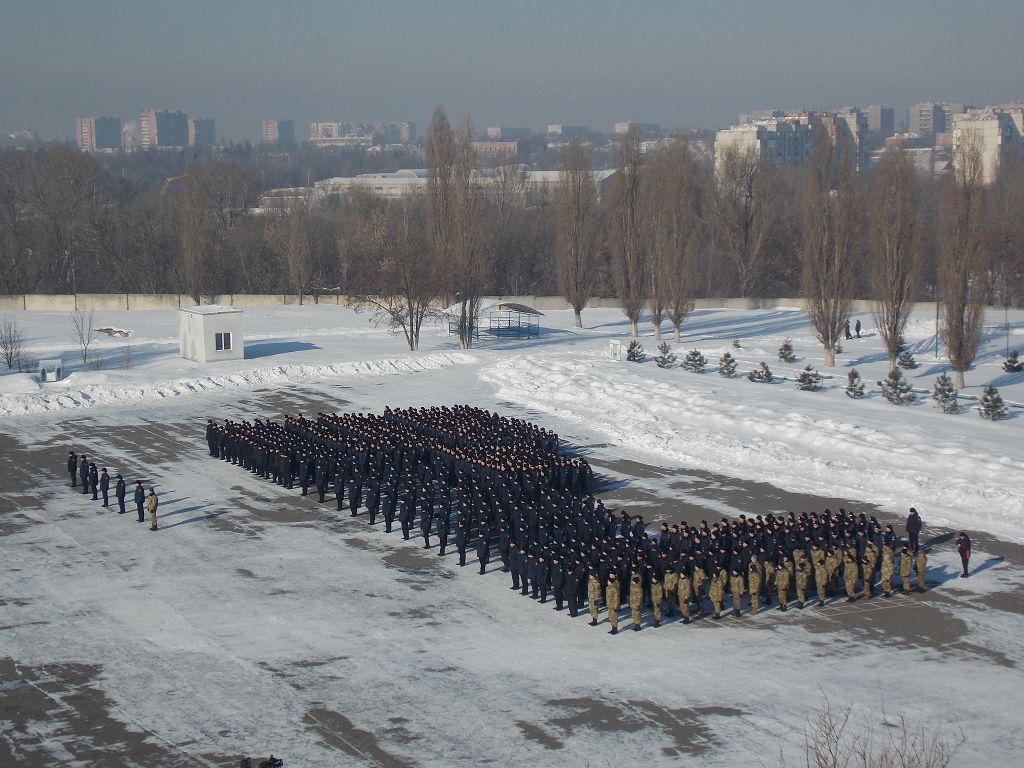 В Харькове одновременно отжимались сотни курсантов (фото, видео)