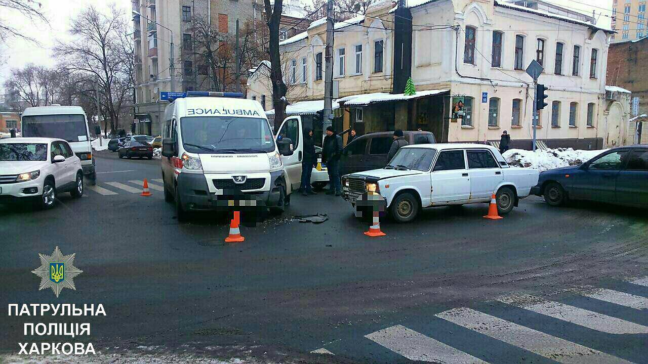 В Харькове "скорая" попала в аварию (фото)