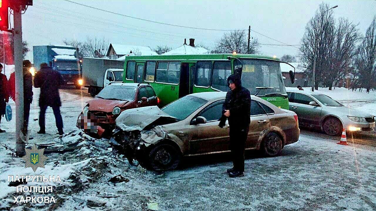 Три машины и маршрутка попали в аварию: есть пострадавшие (фото)