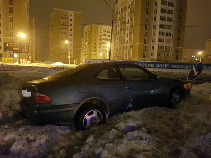 На Салтовке "Мерседес" сбил дорожный знак (фото)