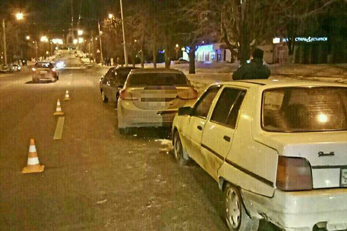 На проспекте Науки ВАЗ врезался в припаркованные авто (фото)