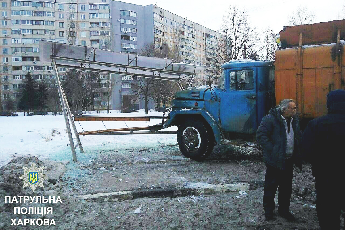 На Алексеевке мусоровоз въехал в автобусную остановку (фото)