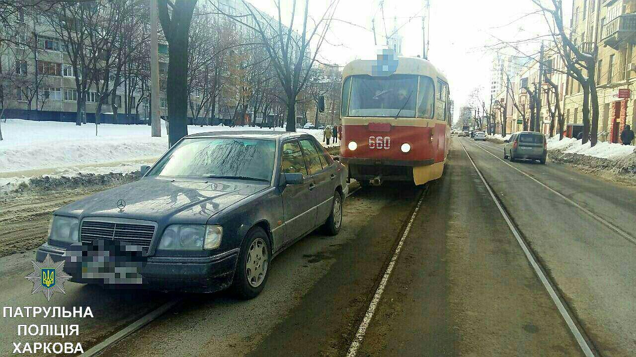 Трамвай въехал в Mercedes (фото)