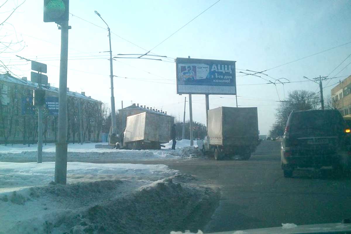 На Московском проспекте столкнулись два грузовика