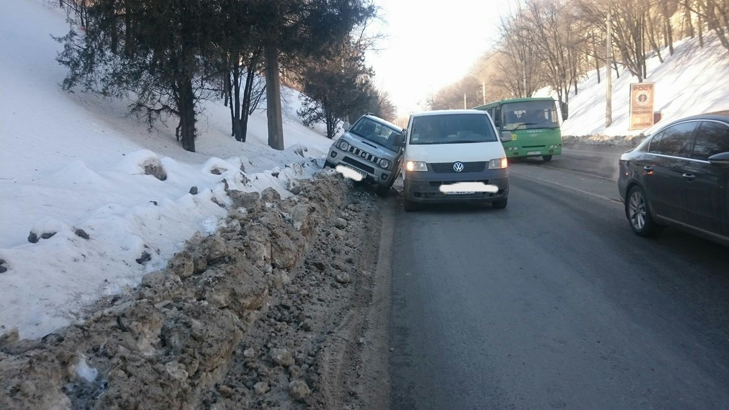 Авария в центре: Suzuki вынесло в сугроб (фото)