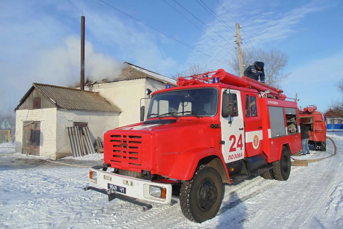 Под Харьковом горел клуб (фото)