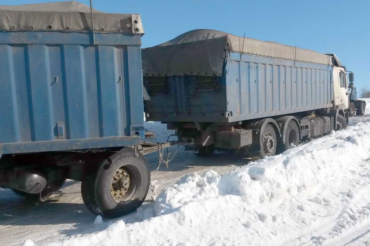 Под Харьковом в сугробе застряла фура (фото)