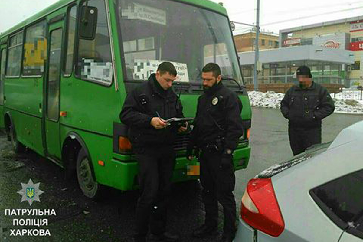 На Павловом поле маршрутка въехала в Forza (фото)