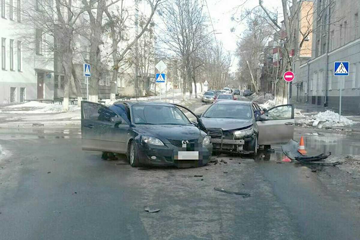 В центре Харькова столкнулись машины (фото)