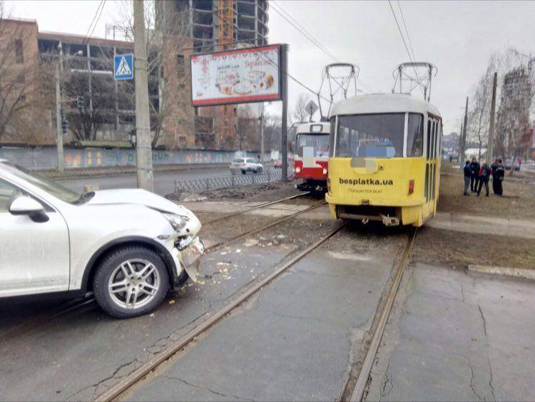 Трамвай врезался в Porsche (фото)