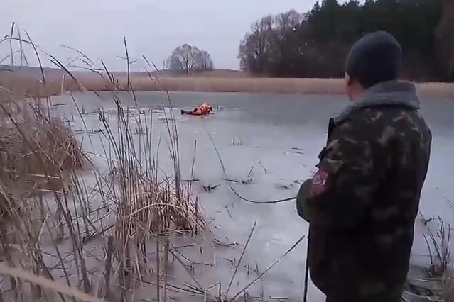 Под Харьковом мужчина провалился под лед и утонул