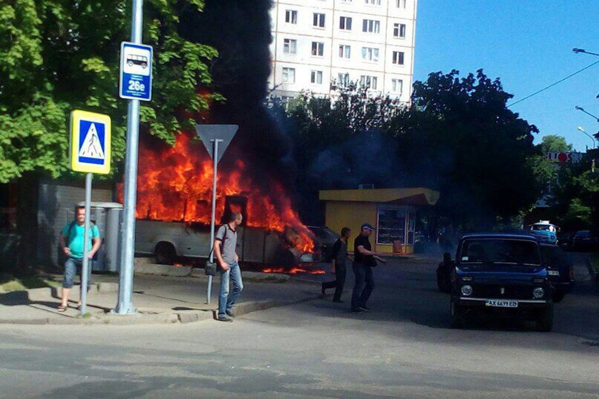 Очевидцы сняли, как горит автобус на Алексеевке (видео)