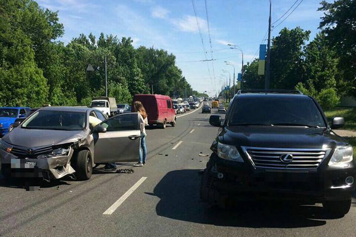 На Сумской столкнулись Lexus и Toyota (фото)