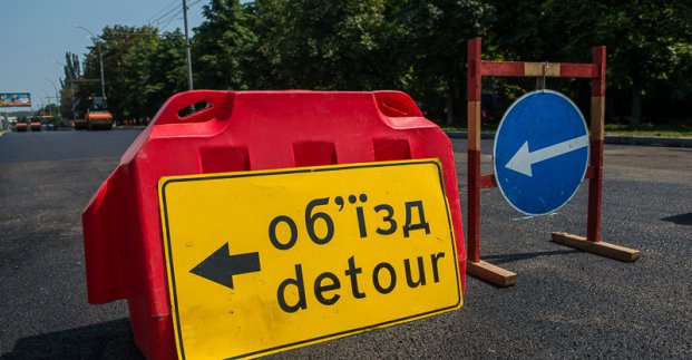 В центре устанавливают табло на остановке. Движение осложнено