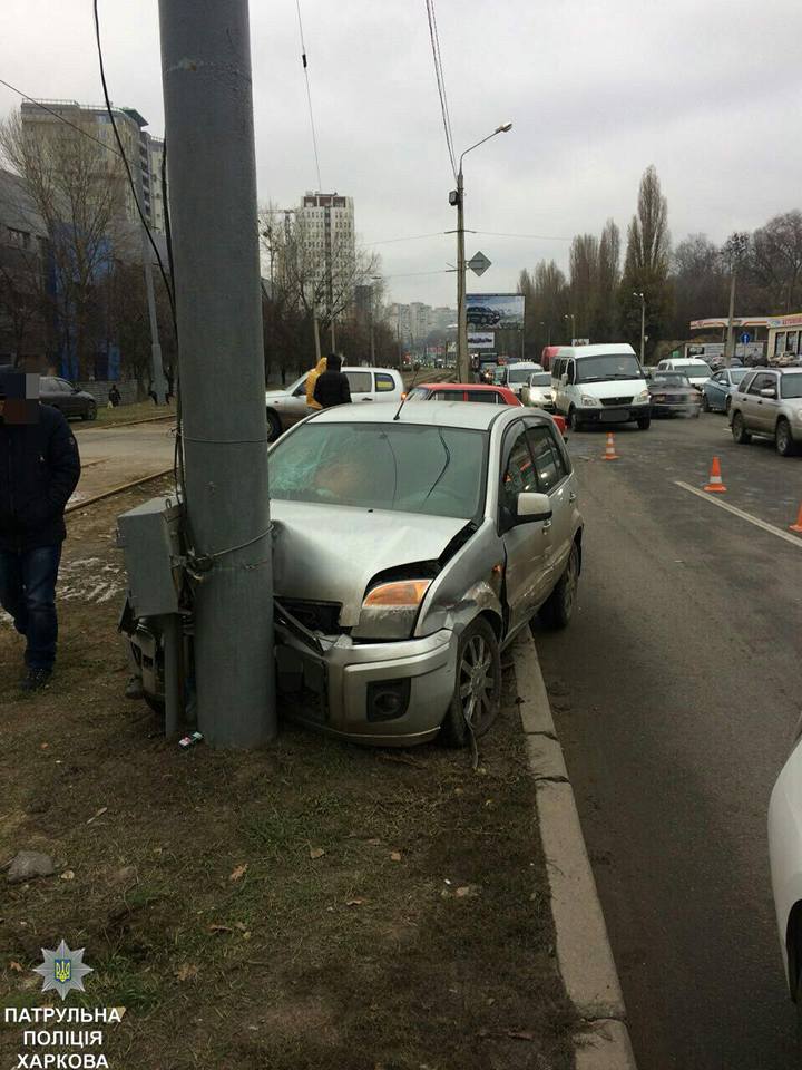 Машина врезалась в заправку