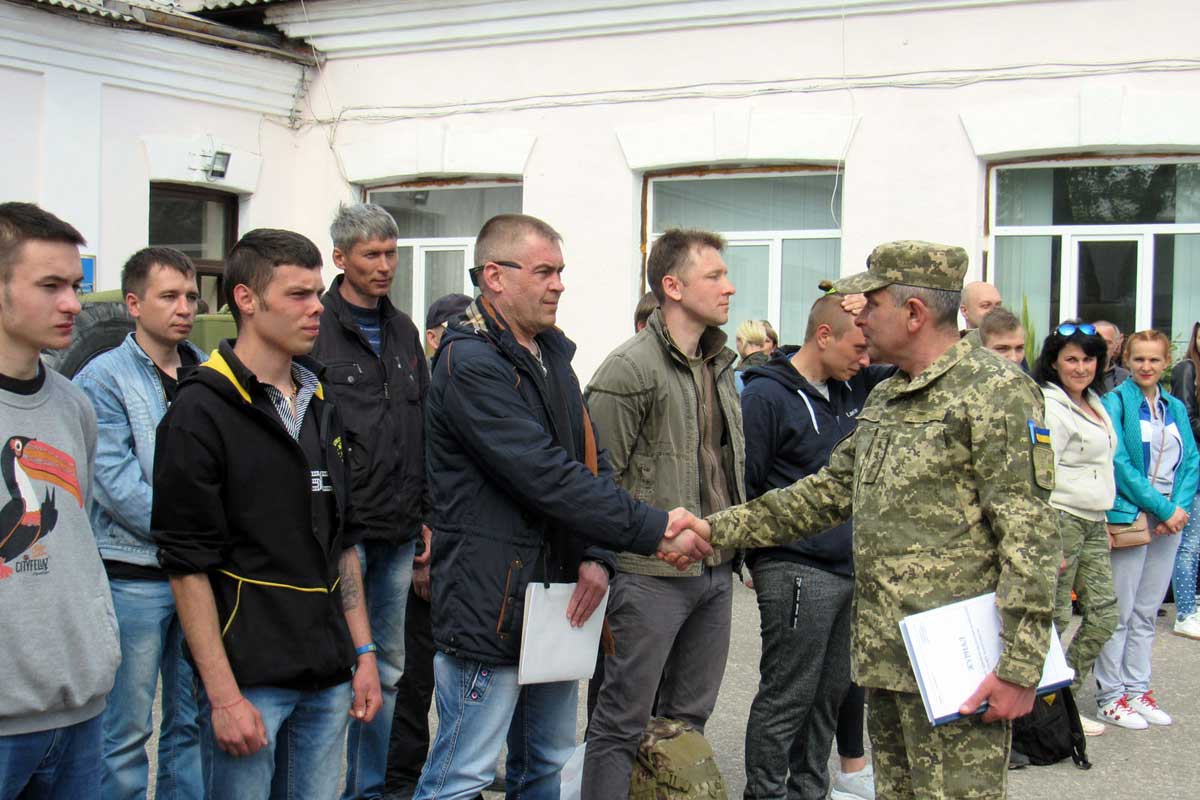 Харьков войска. Войска в Харькове. Харьковчан мер. Новости Харьков армия. Какой Возраст забирают в армию в Луганской области.