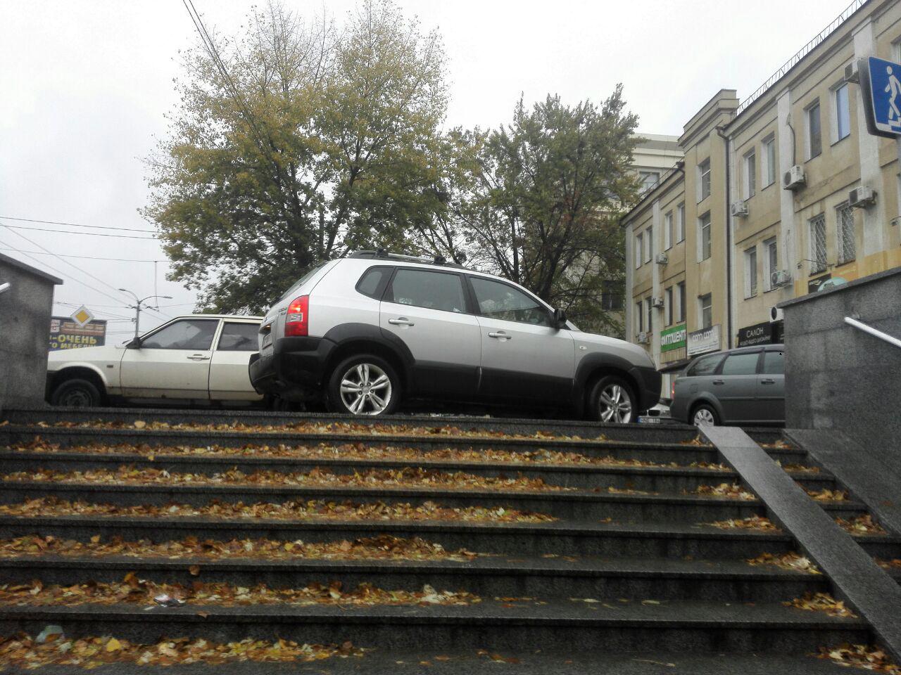 Машина припаркована на тротуаре