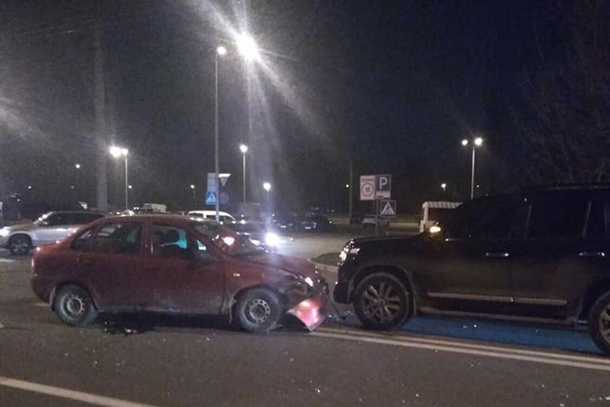 Lexus попал в тройное ДТП в Харькове (фото)
