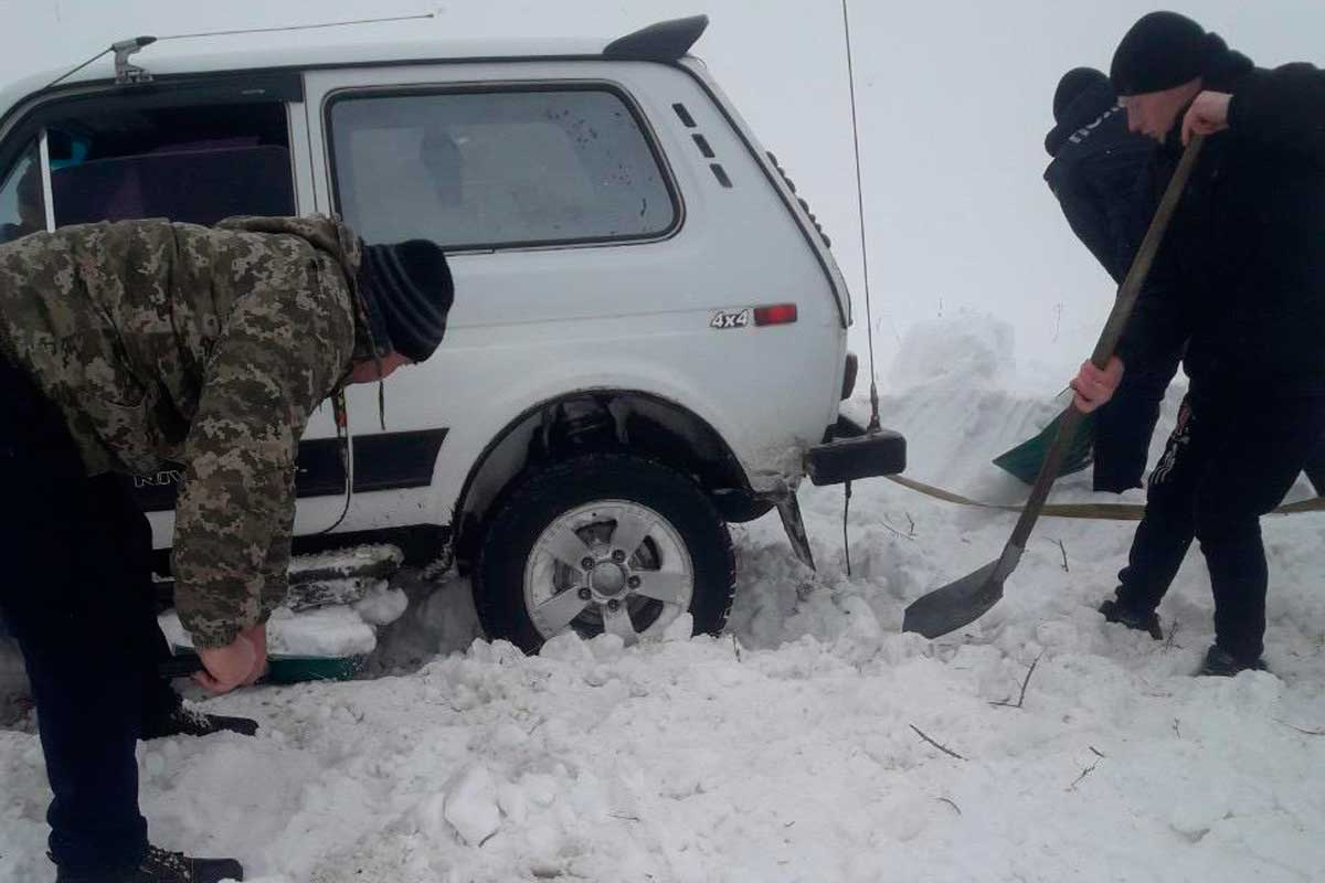 Машина сугроб фото