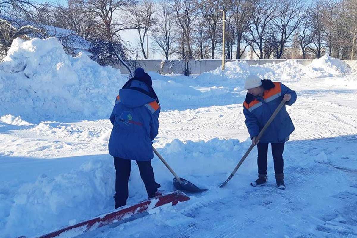 Под Харьковом на уборку снега вывели безработных (фото) - StatusQuo