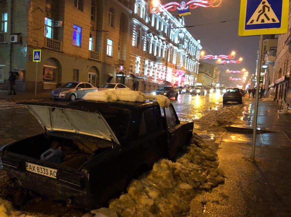 С Сумской убрали разбитую машину, простоявшую там месяц (фото)