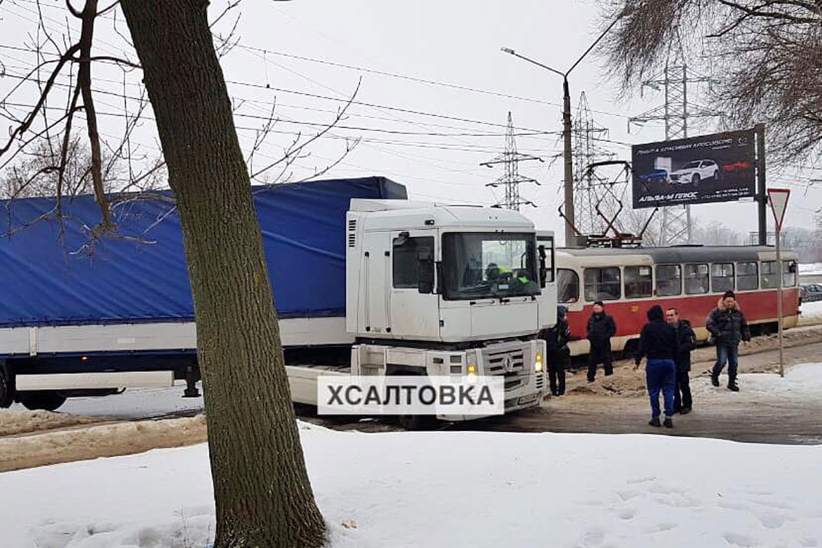 На Салтовке фура застряла на рельсах (фото)