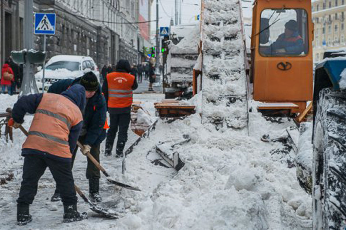 Из Харькова вывозят снег (фото)