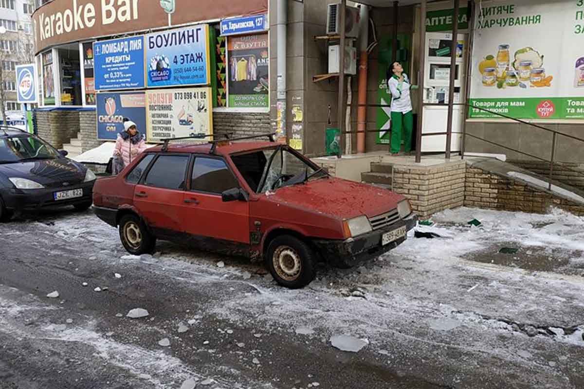 Под Харьковом на машину упала глыба льда (фото)