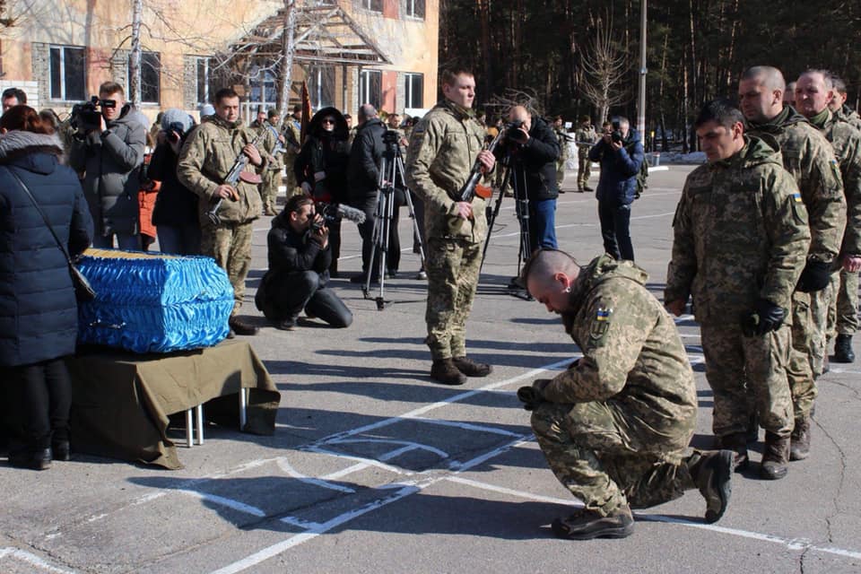 Под Харьковом похоронили солдата (фото)