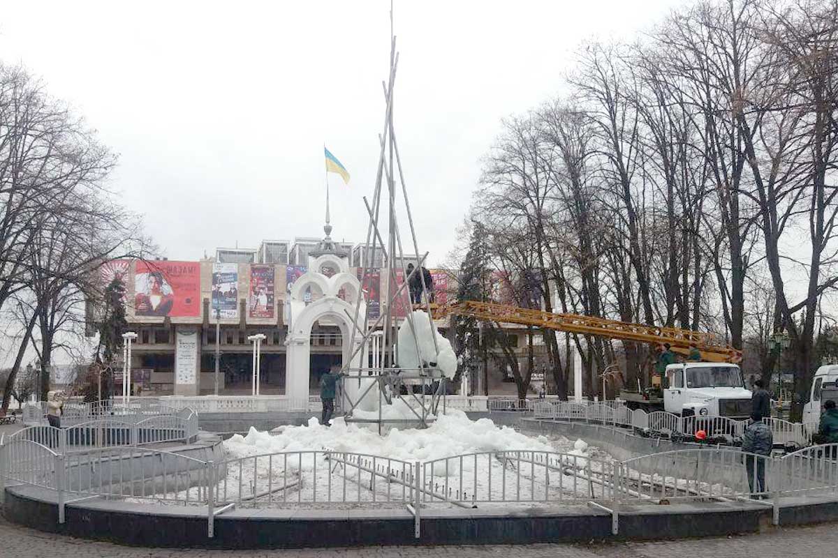 В центре Харькова демонтировали огромный арт-объект (фото)