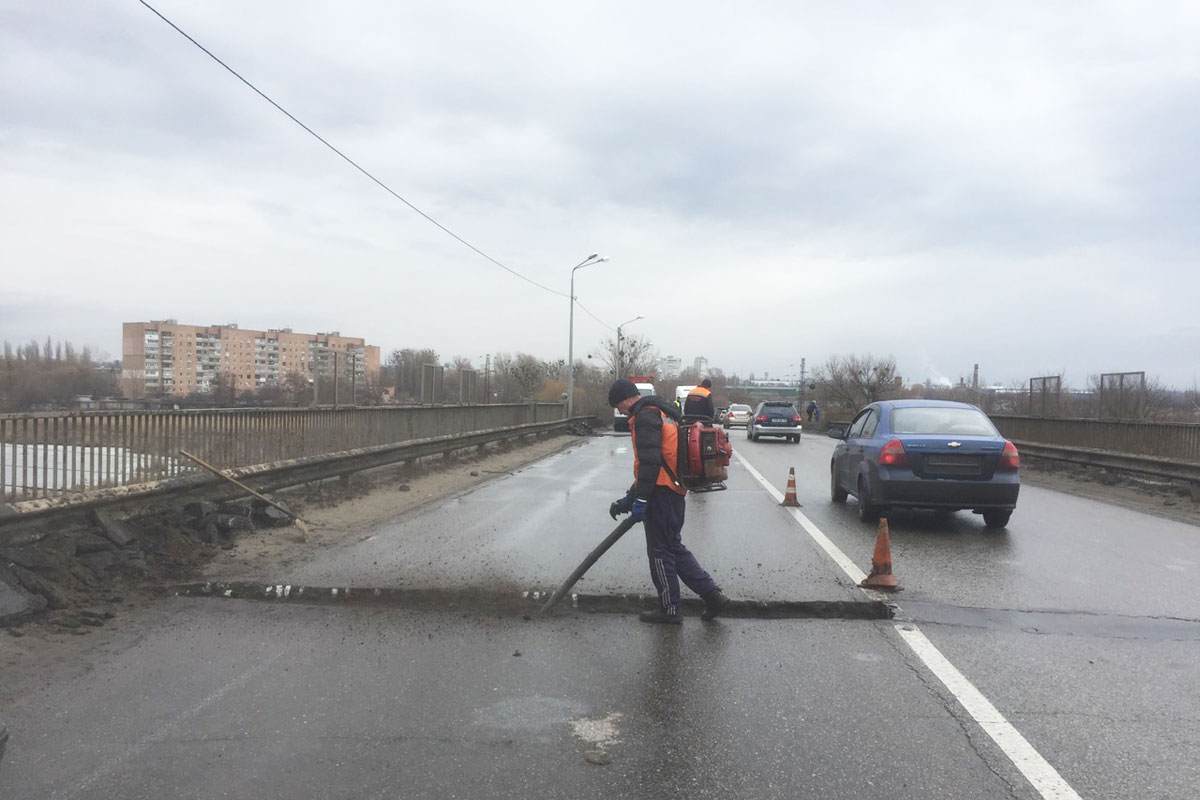 Под Харьковом убрали поваленные деревья (фото)