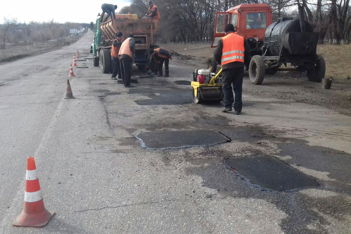 В Харькове ремонтируют дорогу на аэропорт (фото)