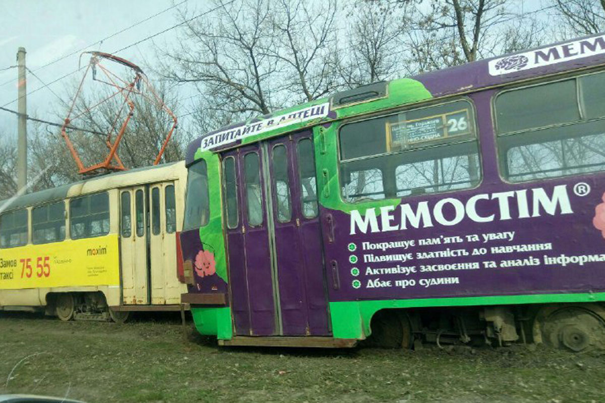 В Харькове сошел с рельсов трамвай (фото)