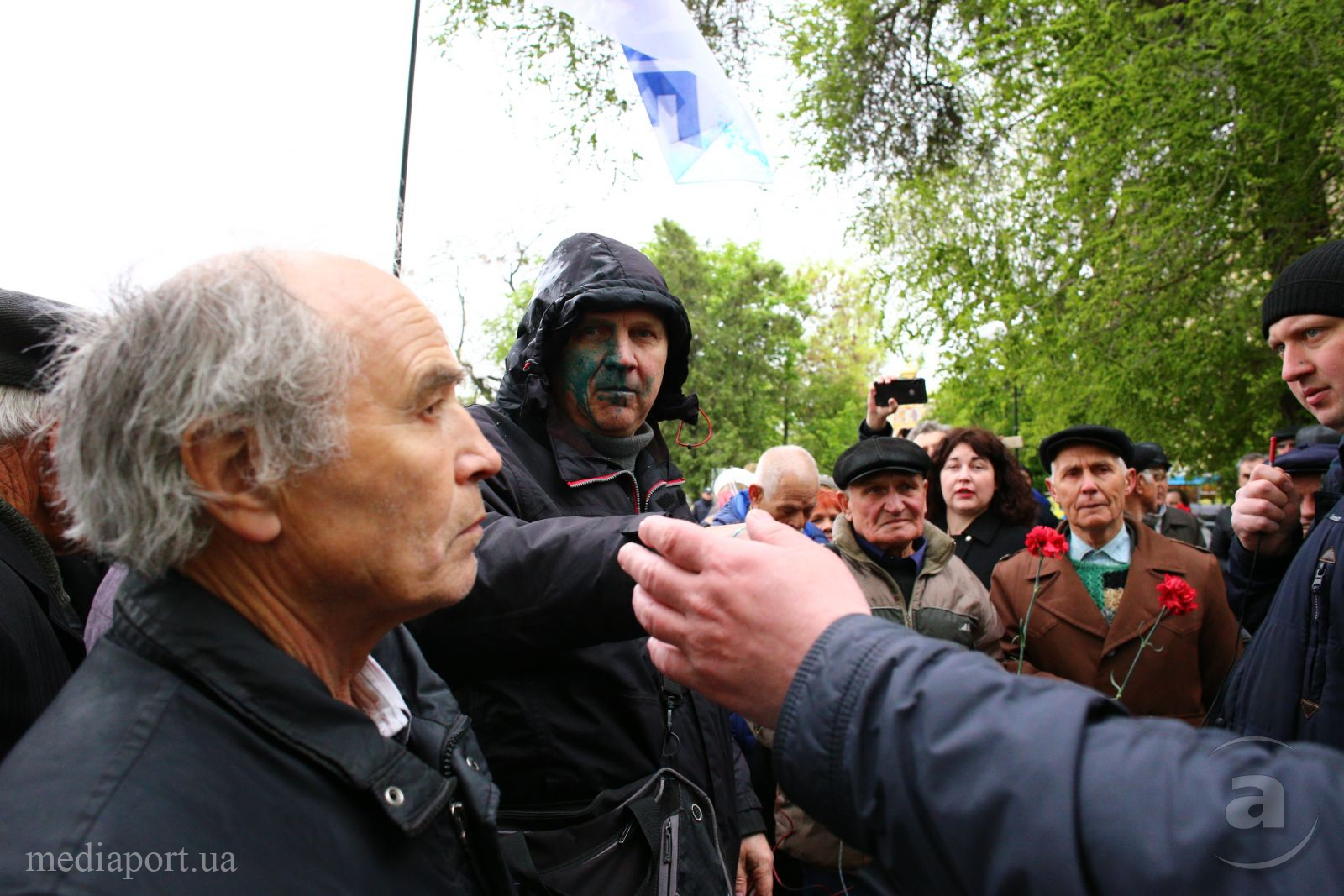 Первомай в Харькове: организатора митинга облили зеленкой (фото)